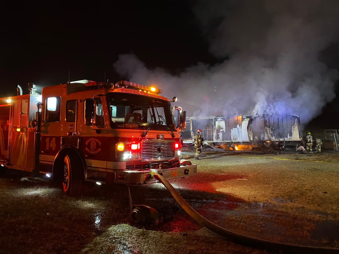 Las autoridades dicen que uno de ellos tuvo que ser llevado a la unidad de quemados de un hospital para recibir tratamiento. La segunda persona fue tratada en el lugar y no necesitó ir a un hospital.
<br>