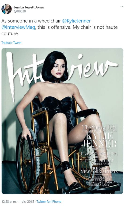Esta no es la primera vez que Kylie es señalada por grupos que luchan a favor de las personas con discapacidad. En 2015 fue blanco de críticas por posar en una silla de ruedas para una sesión fotográfica de la revista Interview.