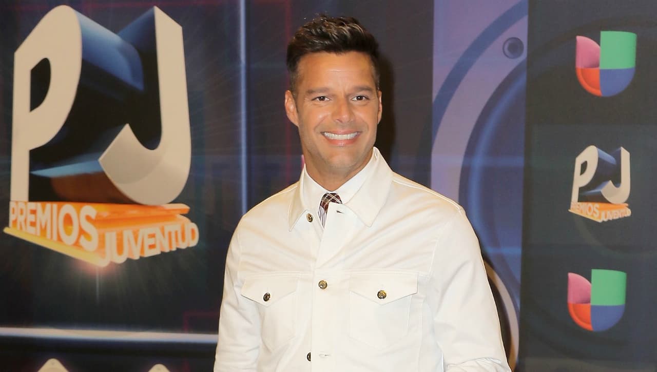 Ricky Martin está que se ríe solo, pues este jueves, 12 de julio, se enteró de que está
<b><a href="https://www.nytimes.com/2018/07/12/arts/television/emmy-nominations-list.html">nominado al premio Emmy</a></b> como mejor actor de reparto en una serie limitada, por 'The Assasination of Gianni Versace: American Crime Story'.