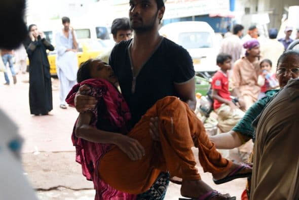 Una víctima de golpe de calor es llevada al hospital de Karachi.