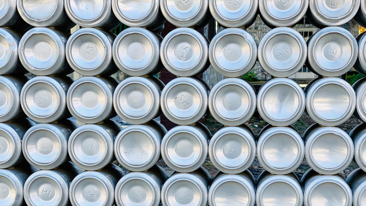 John imaginó varias maneras de usar las latas de cerveza en sus diseños y que a su vez cumplieran una función.