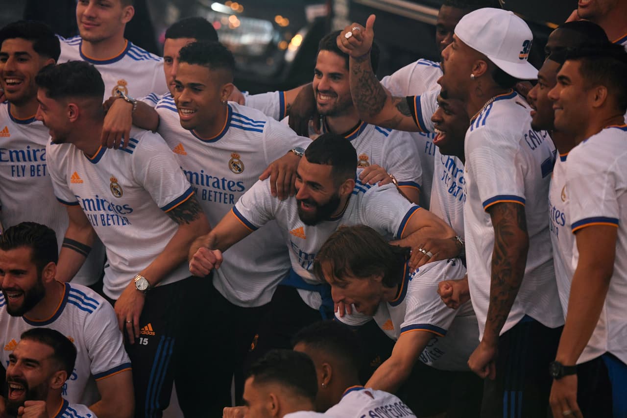 Miles de fanáticos del Real Madrid inundaron las calles de la capital española para festejar en grande el título 14 de la Champions League y el título 36 de LaLiga en un doblete histórico para la afición merengue que se coronó en Cibeles y en el Santiago Bernabéu.