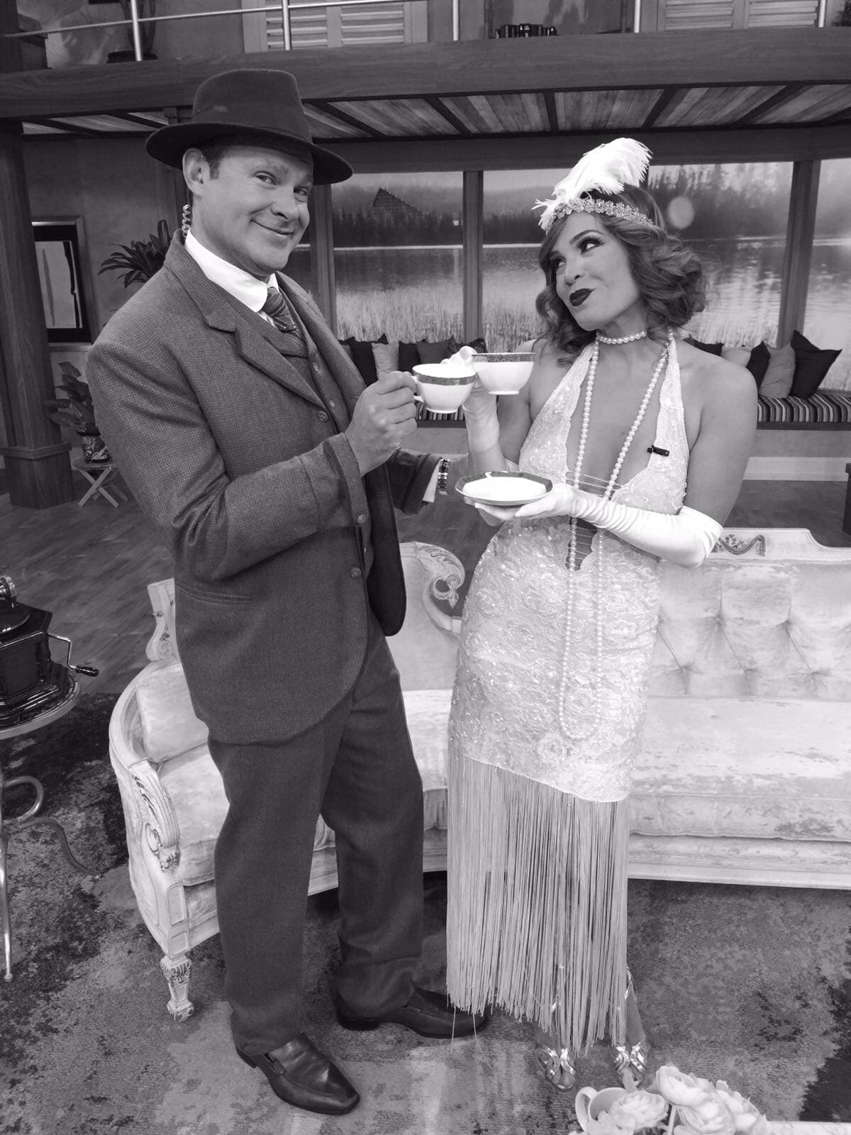 ¿Cómo era la moda en los años 20? 
<b>Alan Tacher</b> y 
<b>Karla Martínez</b> nos dieron una probadita con esta emblemática vestimenta de la época del charlestón.