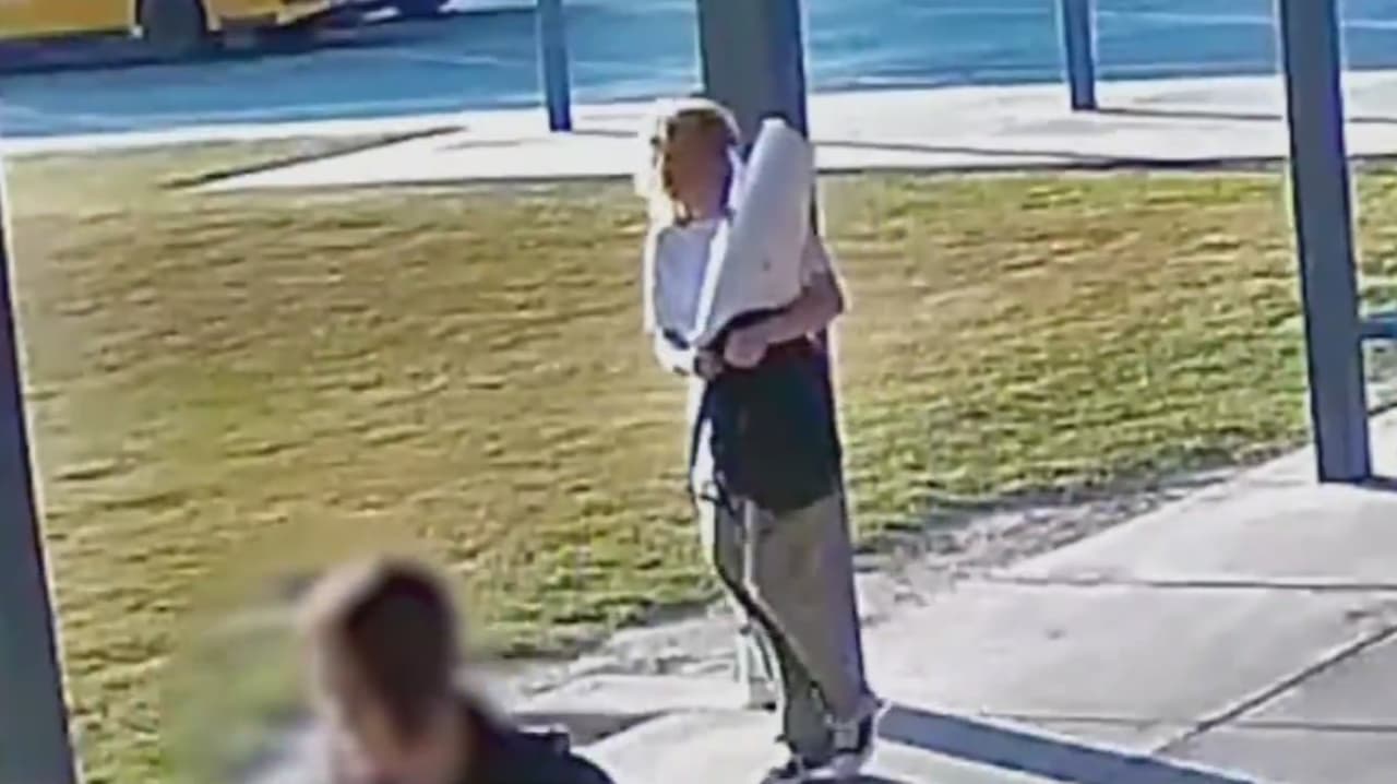 Padre de adolescente acusado por tiroteo en escuela de Georgia revela que le compró el rifle a su hijo para cazar venados