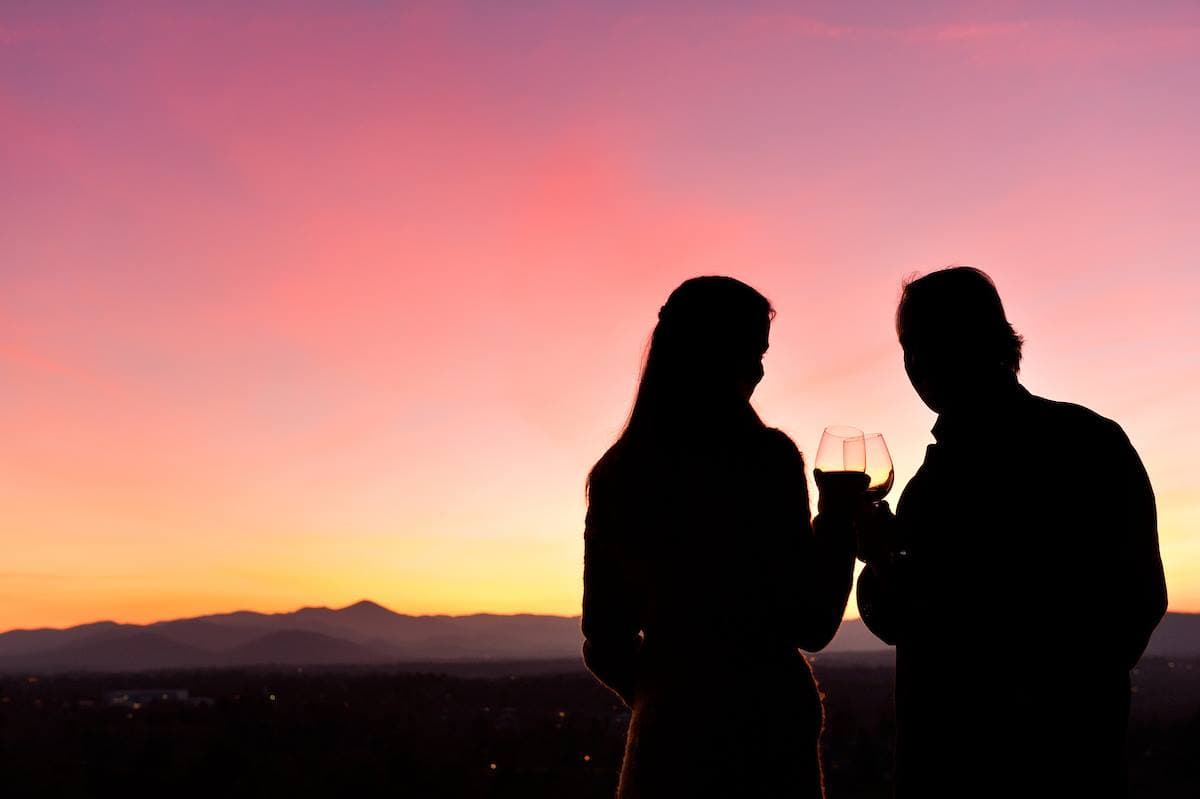 <b>Asheville</b>. No se puede hablar de escapadas románticas sin incluir a Asheville y particularmente a Biltmore Estate. Las opciones de alojamiento aquí son varias y cualquiera te dará fácil acceso a un recorrido por la inmaculada mansión de 250 habitaciones. También podrás pasar tiempo paseando por los hermosos jardines que la rodean y probar vinos locales.
<br>
<b><a href="https://goo.gl/maps/EzgB1om7s3meRWuW7">Cómo llegar</a></b>
<br>
<br>Visit Asheville / Facebook