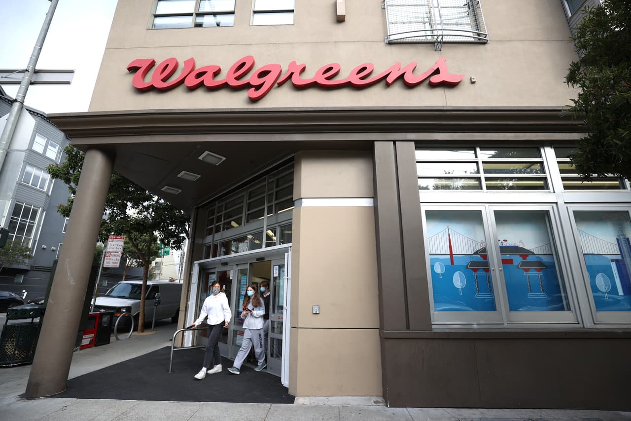 Walgreens y CVS trabajan en horario normal ambos días, sin embargo algunas tiendas cierran más temprano por lo que debe llamar a la tienda que tenga cerca.