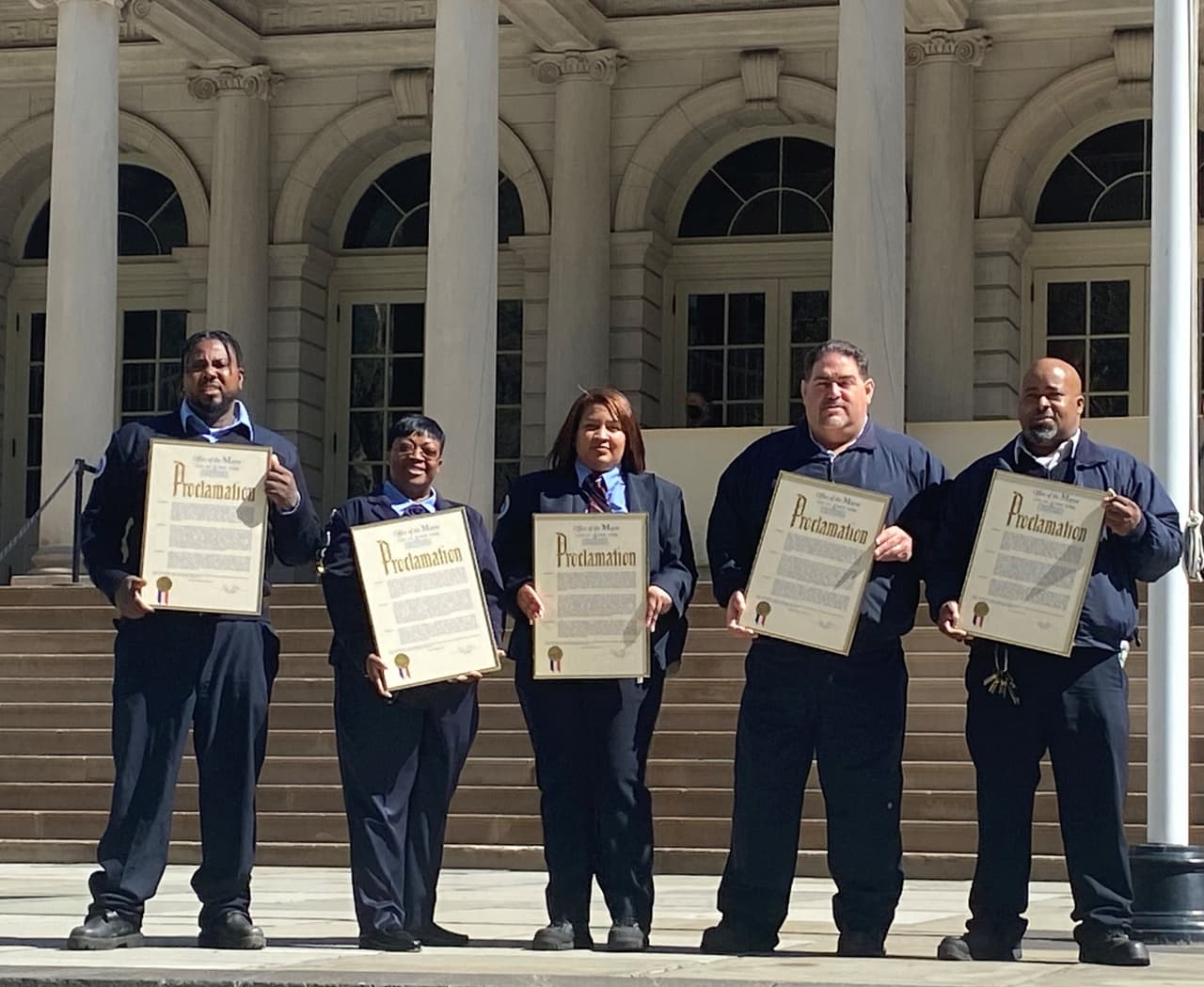 Artis y Haynes eran los miembros de la tripulación del tren n que ayudaron a evacuar a los pasajeros del tren N con destino a Manhattan en la estación de la calle 36. Franchi y Williams operaban un tren R con destino a Brooklyn en el lado opuesto del andén y ayudaron a poner a salvo a los pasajeros. Mejía ayudó a alejar a los neoyorquinos del lugar, operando un autobús de enlace desde el lugar.