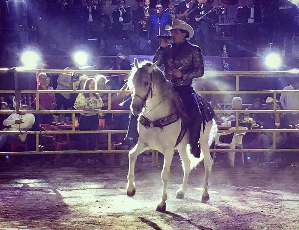 José Manuel Figueroa siguió los pasos de su padre y le gusta ofrecer este tipo de shows en los que une la música con los caballos.