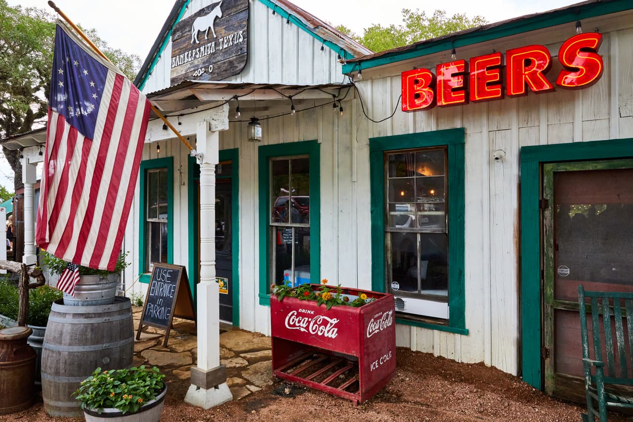 Bankersmith se fundó en 1913 como una estación de tren a lo largo de San Antonio, Fredericksburg y Northern Railway que servía cerca de Grapetown, Texas, entre Fredericksburg y Comfort. 
<br>
<br>El pueblo y la estación de tren tomaron su nombre "Bankersmith" de Temple Doswell Smith, un importante presidente del banco de Fredericksburg que financió el ferrocarril. 
<br>
<br>
<b>A principios de la década de 1940, el ferrocarril abandonó la línea que pasaba por Bankersmith y el pueblo dejó de existir.</b>