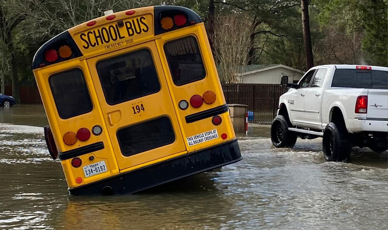 Agentes de la Oficina del Alguacil del condado Harris lograron rescatar a los jóvenes y fueron entregados a otro autobús que los llevará a sus hogares.
