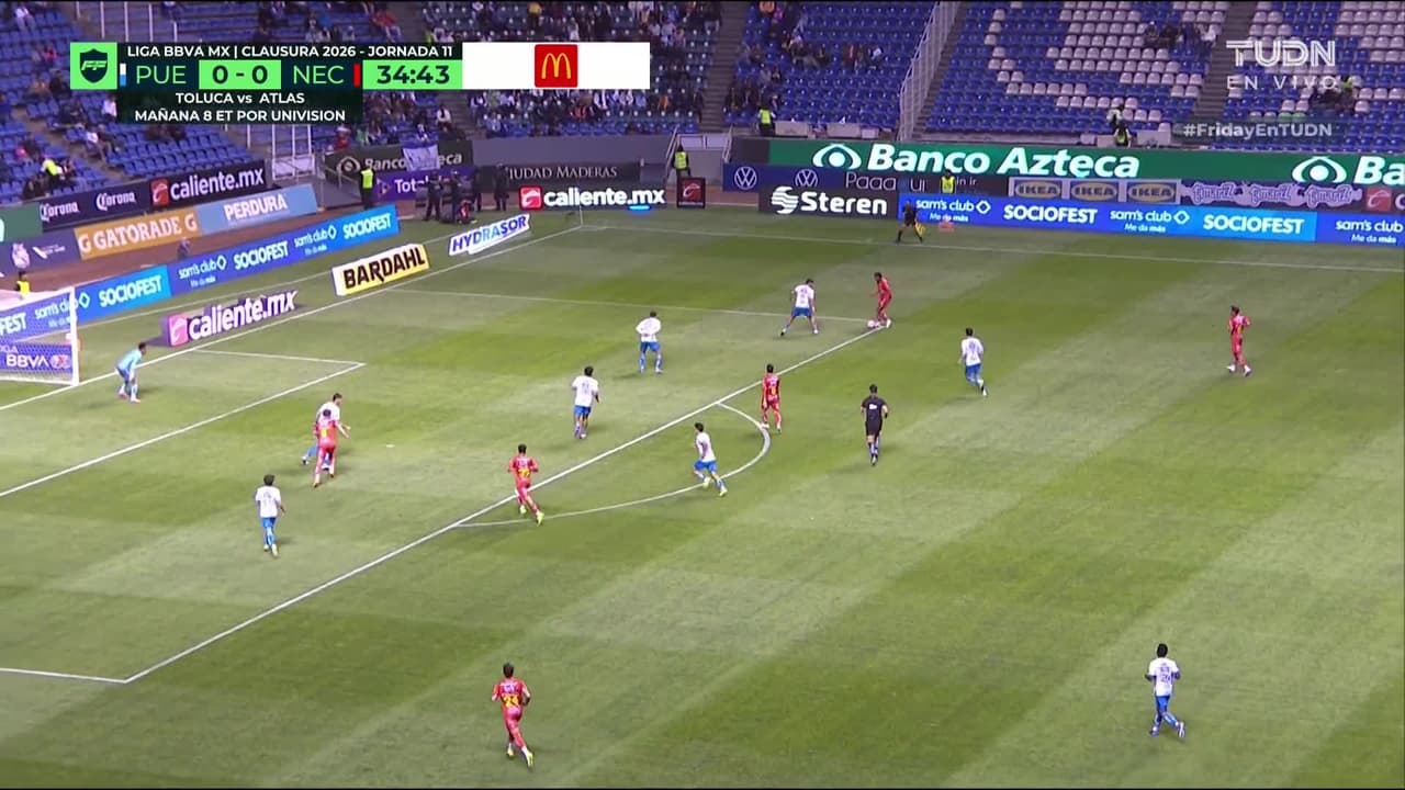 ¡CERCA! Kevin Gutiérrez disparó que se estrella en el poste.