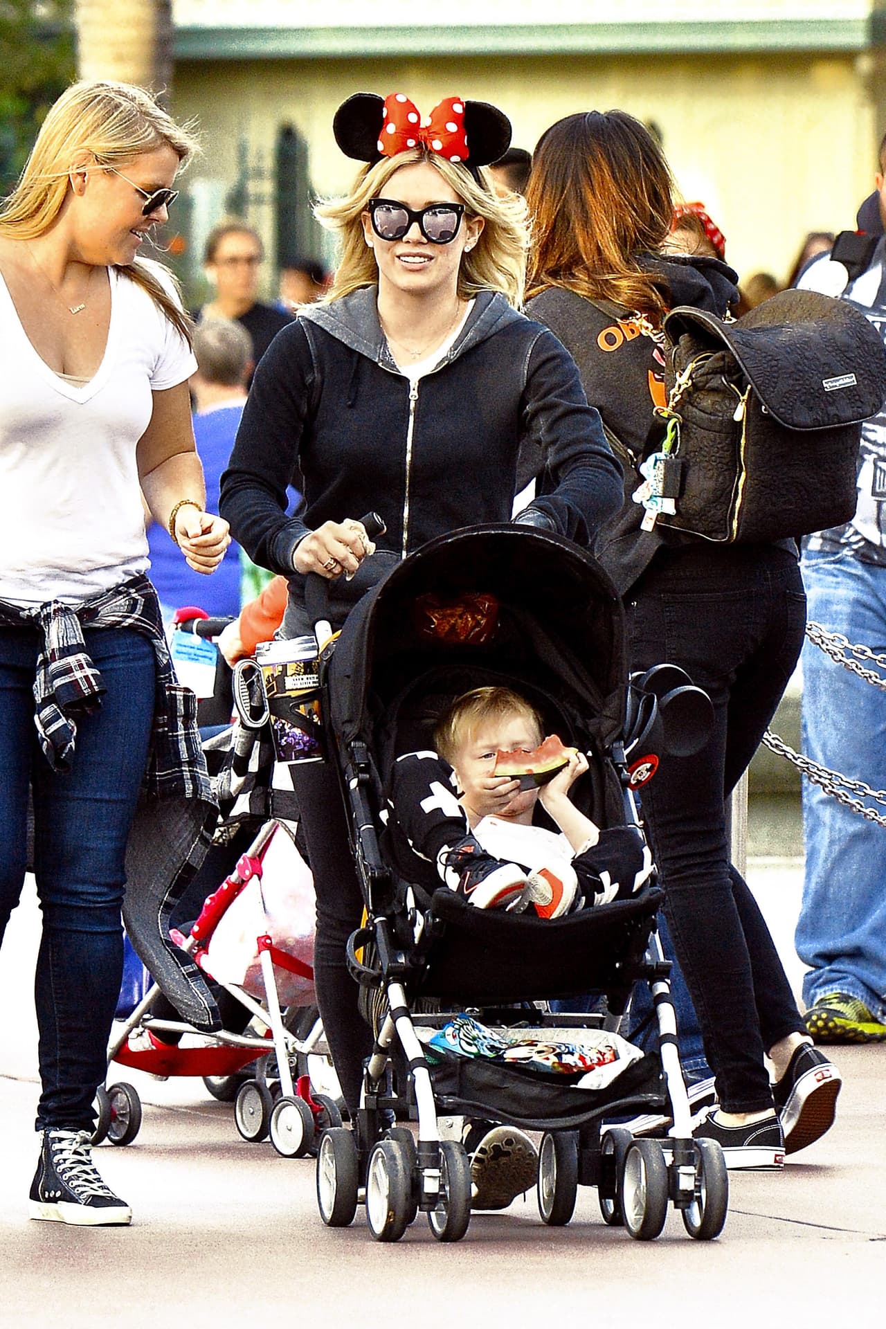 Dejando atrás sus conocidos looks de mamá sexy.