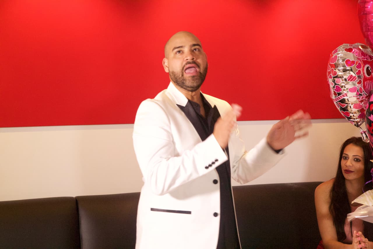 Raúl invitó a un dúo de cantantes para animar la velada.