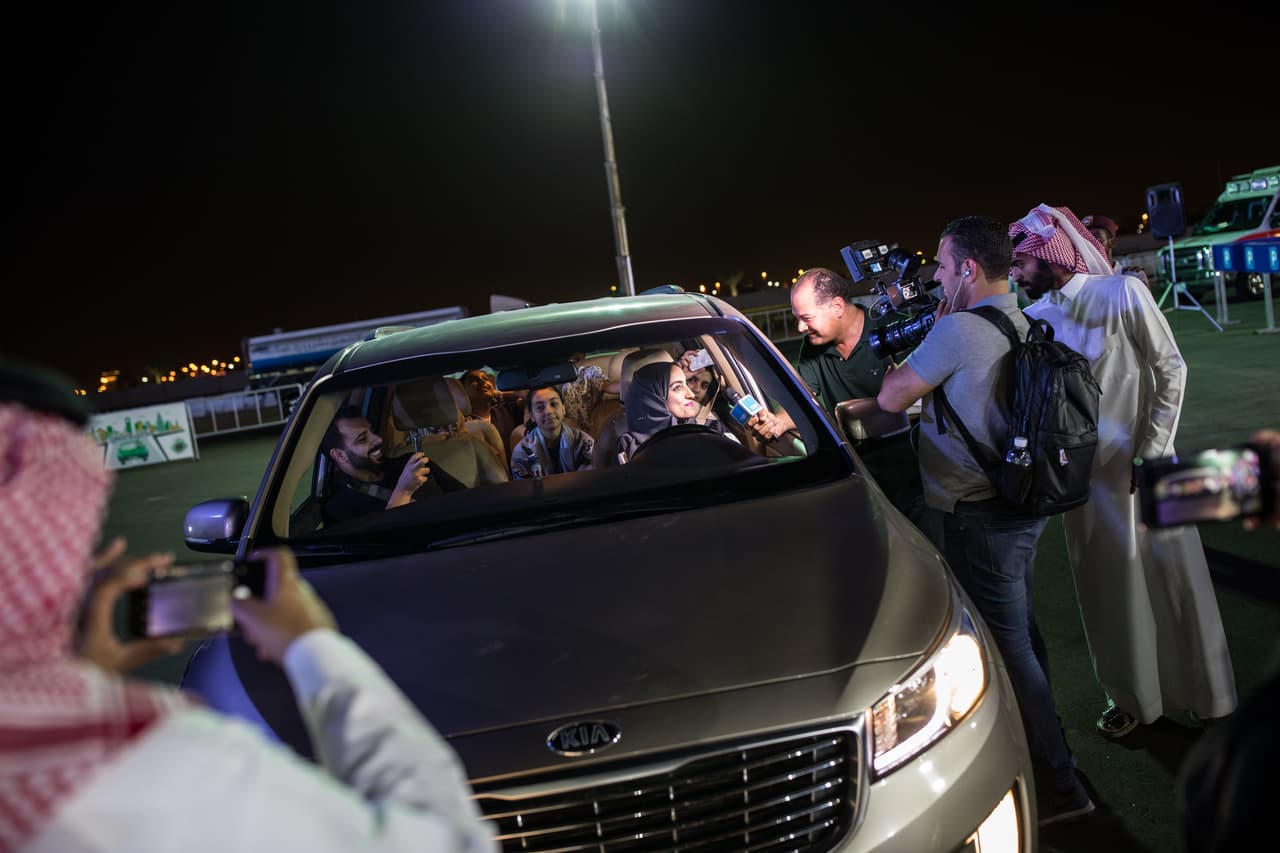 Justo después de la medianoche del 24 de junio, una mujer es entrevistada por periodistas locales y extranjeros cuando está por conducir el automóvil de su familia por primera vez en Jeddah, la segunda ciudad más grande de Arabia Saudita.
