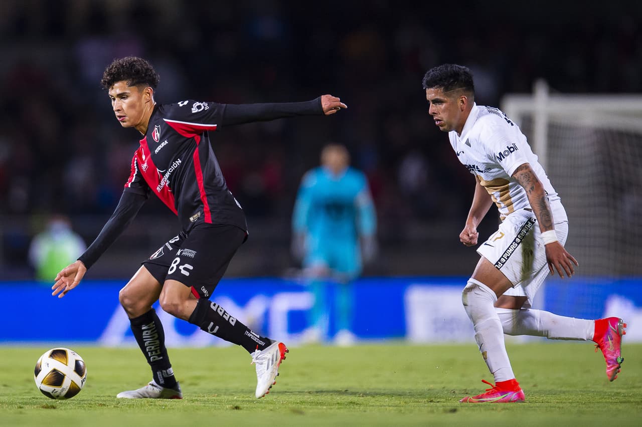 Con un cañonazo de Julio Furch en el primer tiempo, Atlas logra vencer de visita a los Pumas 0-1 y tomán una muy cómoda ventaja en las semifinales del futbol mexicano.