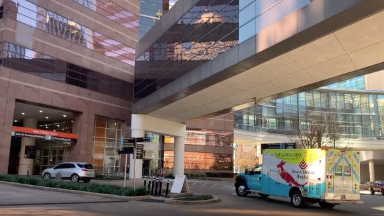 <b>El menor presentaba convulsiones, fracturas en la parte frontal izquierda del cráneo, moretones en el lado izquierdo de la frente y en el ojo, hemorragias en la retina, especialmente en el ojo izquierdo, traumatismo craneoencefálico abusivo, hematomas en el cerebro que causaron sangrado severo, inflamación y tuvo que ser intubado</b>, indican los documentos de la corte del 
<b><a href="https://www.brazoscountytx.gov/" target="_blank">condado Brazos. </a></b>