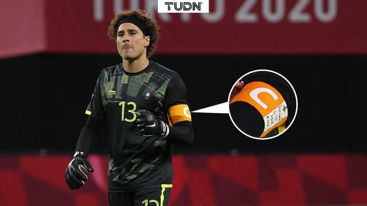 Guillermo Ochoa porta emotivo brazalete en honor a Zizinho y familia