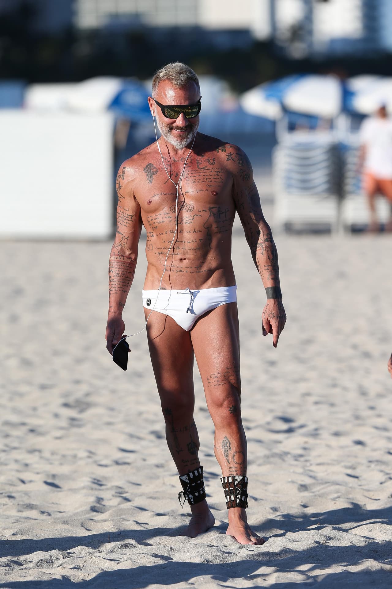 El millonario italiano Gianluca Vacchi fue visto en la playa por segunda vez en una semana.