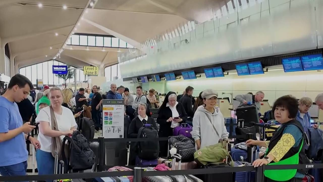 Poco a poco se reanudan los vuelos en el aeropuerto de Newark tras caótica jornada de cancelaciones