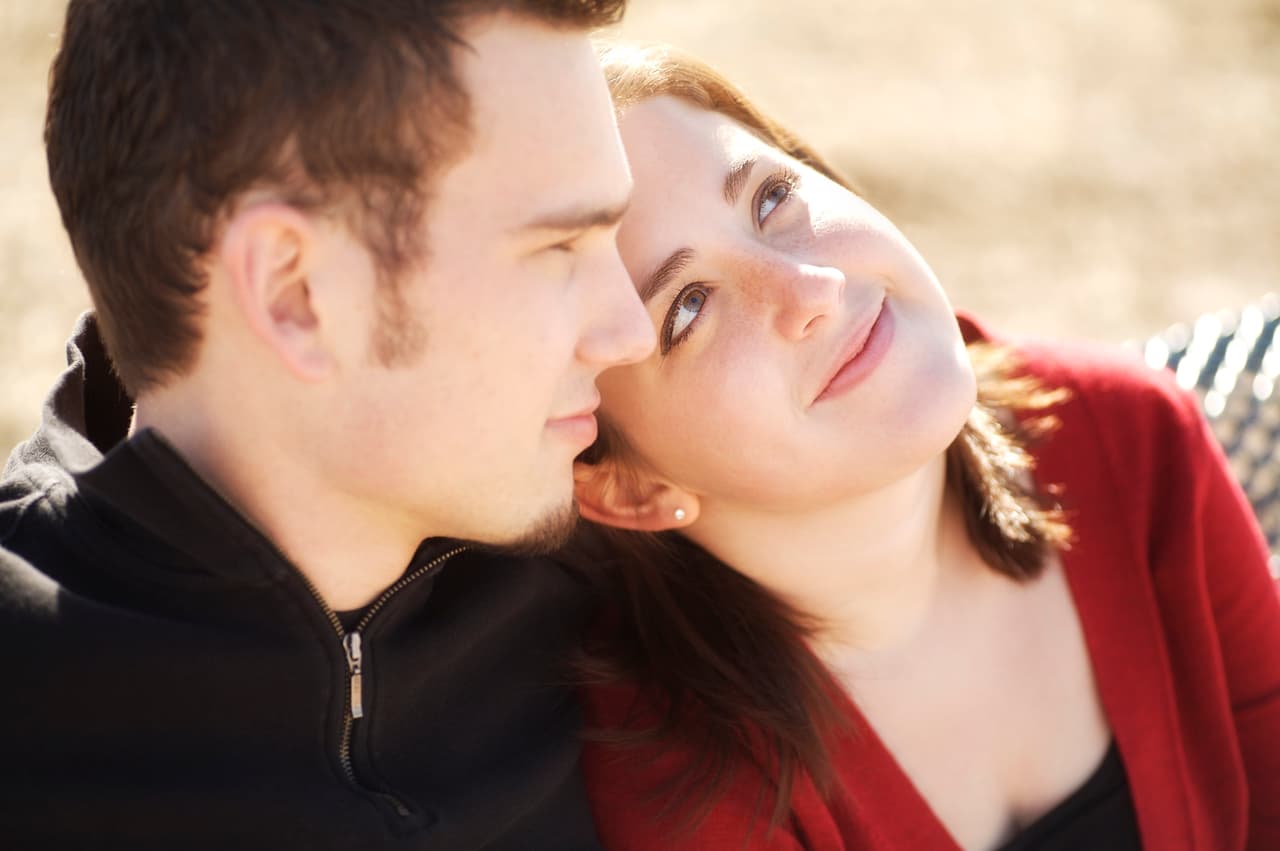 Tarde de pícnic: No tienes que preparar nada sofisticado. Bocadillos, un buen postre para endulzar su paladar y por supuesto, el vino para brindar.