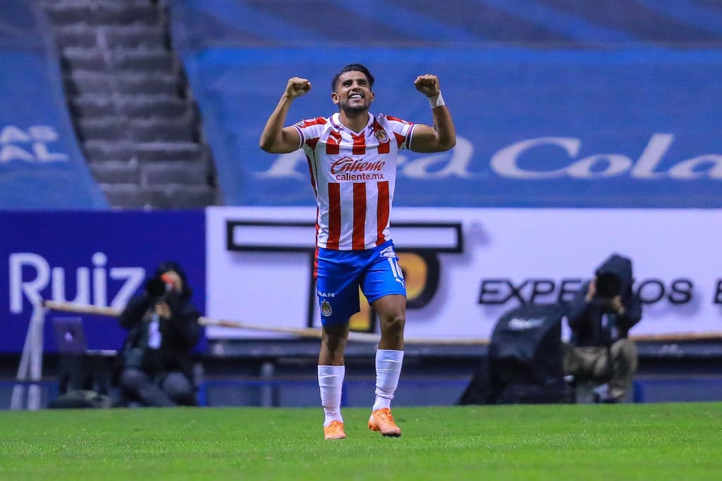 El Rebaño tuvo la primera de peligro en los botines de Oribe Peralta, Jesús Molina cobraba un penal y el gol no llegaba. Ormeño (38’) abrió el marcador con un soberbio testarazo y Miguel Ángel Ponce (47’) emparejó los cartones. En la J2, Puebla y Chivas se medirán a Cruz Azul y Toluca, respectivamente.