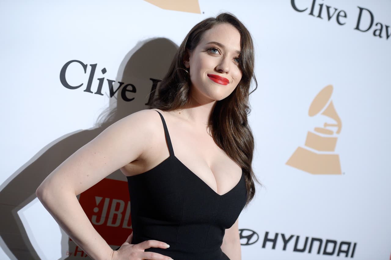 La actriz Kat Dennings dice que una vez le dijeron que tenía que arreglarse los dientes y broncearse porque era muy pálida