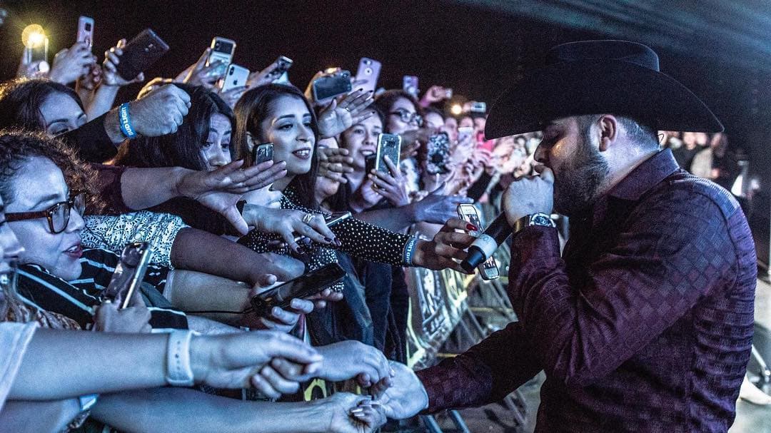 Y es que según reveló TMZ, Gerardo Ortiz exigió a DEL Records que le pagara en efectivo para no tener que declarar impuestos.