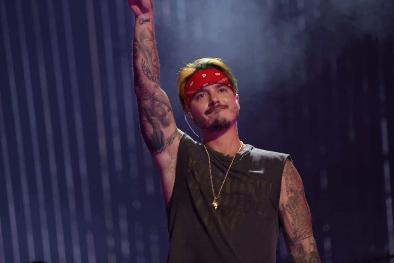 En la Categoría General: 
<b>Artista Premio Lo Nuestro Del Año, Artista Masculino del Año</b>, y 
<b>Video del Año </b>por 
<b>'Safari' </b> en colaboración con
<b> Pharrel Williams, BIA & Sky</b>.