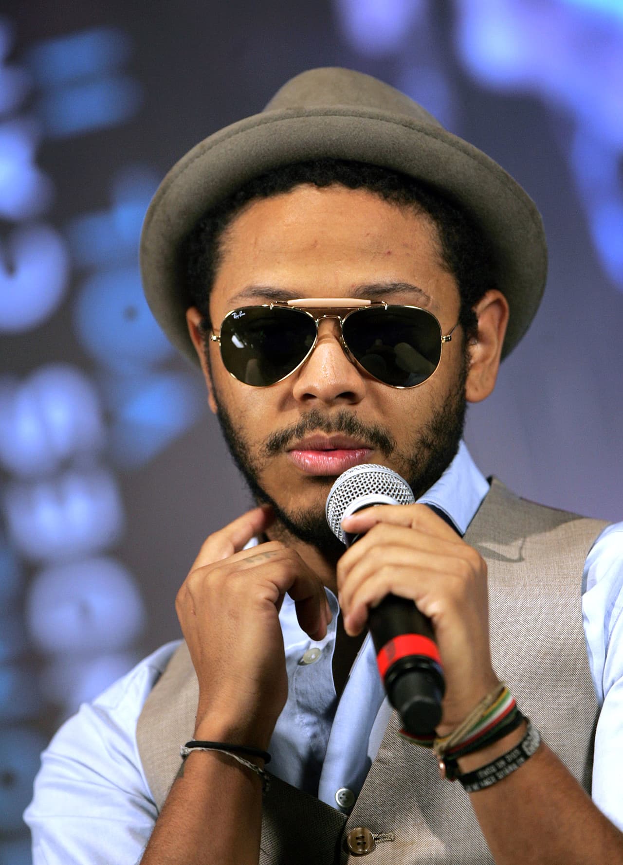 Tras ser invitado a ser DJ en un bar de México, el ex-OV7 conoció a las dos edecanes que habían asignado para acompañar al cantante durante su presencia en el lugar. Kalimba las invitó a su hotel a continuar con la fiesta y mantuvo relaciones sexuales con ellas.