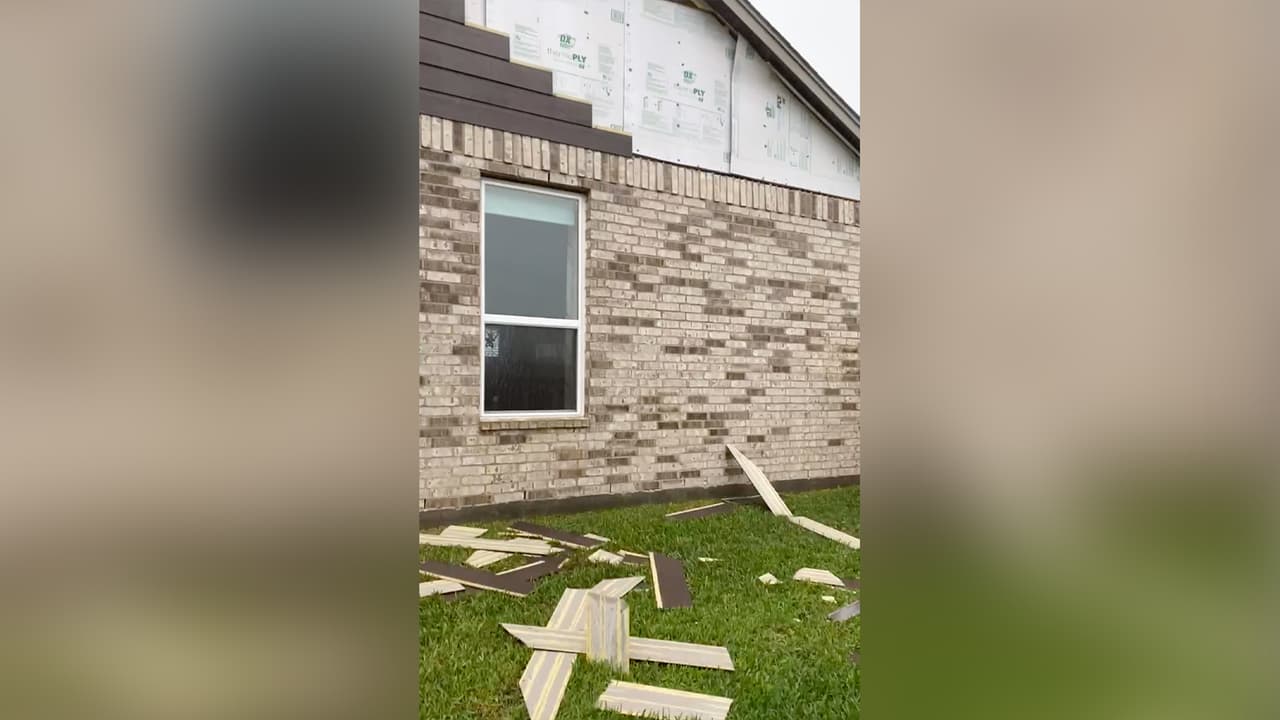 Samuel Rodríguez - "Se puso el cielo bien nublado, empezaron vientos fuertes rápidamente y se fue igualmente rápido. Luego vimos nuestra casa con el lado roto", indicó.