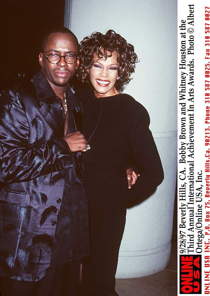 "Bobby Brown y Robyn Crawford eran como fuego y hielo. 
<b>Se odiaban mutuamente</b>. Peleaban por su afecto. Bobby y Robyn tuvieron algunos altercados físicos y hubo momentos en que no siempre él ganó. (Ellas) 
<b>tenían un vínculo y Bobby Brown nunca podría eliminar a Robyn</b>. Quería ser el hombre en la relación", explica el guarura en el filme.
<br>