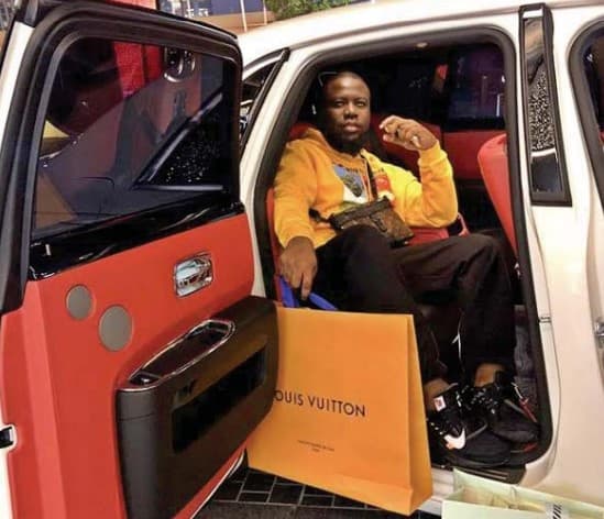 Las fotos que publicó en la internet fueron presentadas como evidencia en su caso criminal.