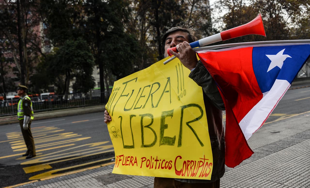 Taxistas se manifiestan en la Alameda en Santiago, Chile.