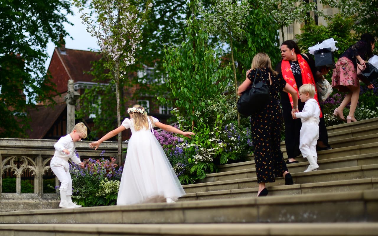 Es que el grupo de damitas y pajes estuvo muy activo desde temprano en la mañana. Como se aprecia en la imagen, organizarlos para el desfile inicial no fue una tarea muy fácil.