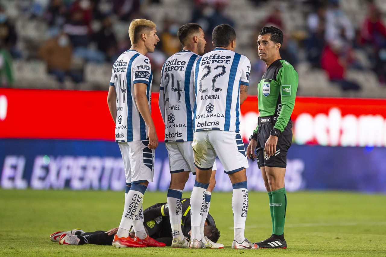 El Pachuca consiguió su segunda victoria del torneo tras vencer por 2-1 a las Chivas. Los Tuzos aprovecharon un grave error del 'Tiba' Sepúlveda y Raúl Gudiño para marcar el segundo tanto después de que Víctor Guzman hiciera el primero. Los rojiblancos reaccionaron con un gol de Ángel Zaldívar por la vía del penal, pero no fue suficiente.