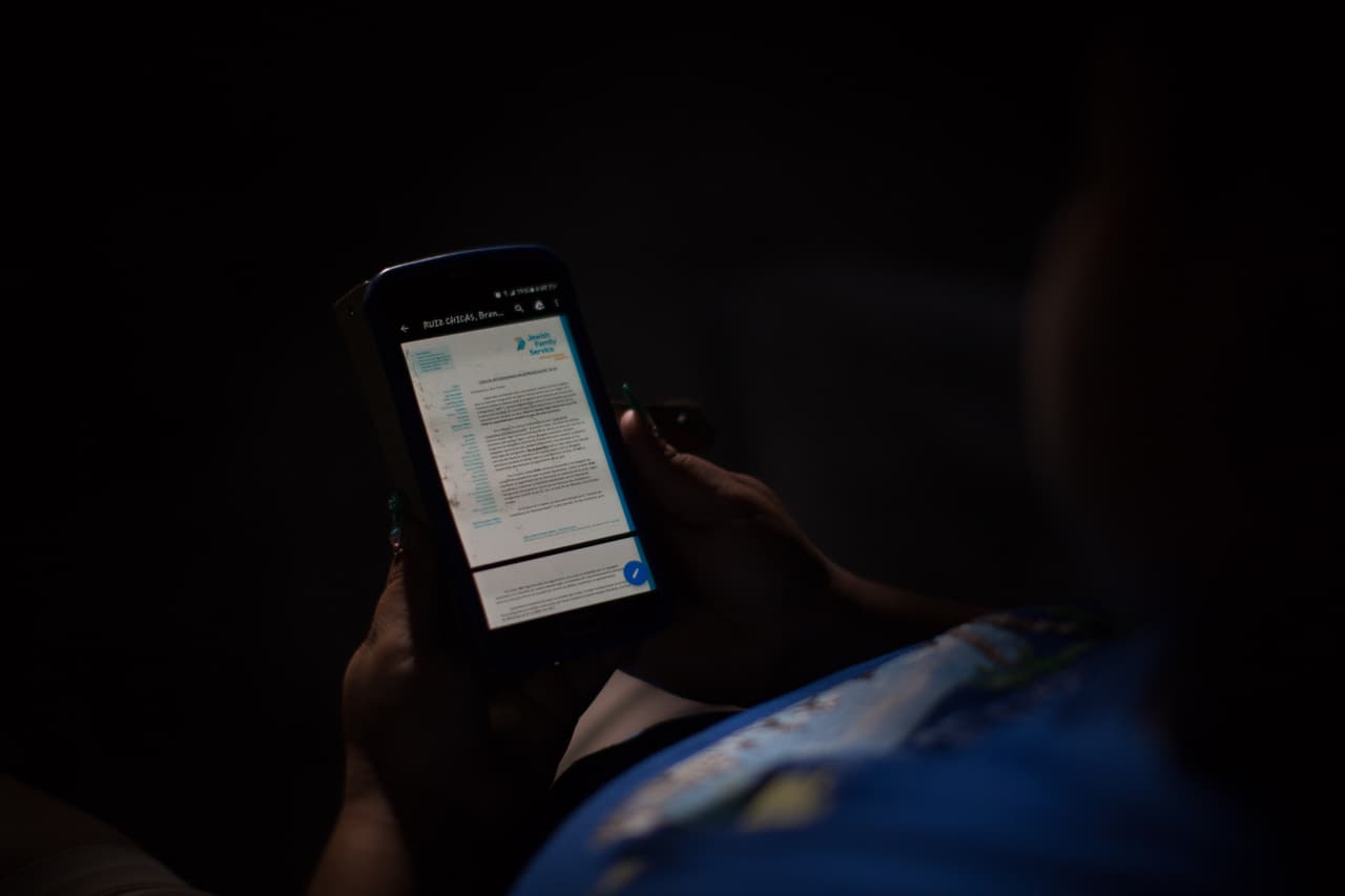 La carta en la que una organización le notifica a una inmigrante retornada a México que no podrán representarla ante el juez de inmigración: 
<b>"Nuestro equipo legal determinó que NO TIENE la capacidad para aceptar su caso en este momento",</b> se lee en el correo. La negativa se explica porque esta organización, Jewish Family Services, solo tiene un abogado y dos representantes autenticados por el Departamento de Justicia. Entre ellos tres evalúan cuáles y cuántos casos pueden asumir considerando, por ejeplo, que la vida de las personas corra peligro por ser víctimas de la violencia o por razones médicas. Esta es la única organización en la frontera de California que está tomando casos de migrantes devueltos a México bajo los MPP.