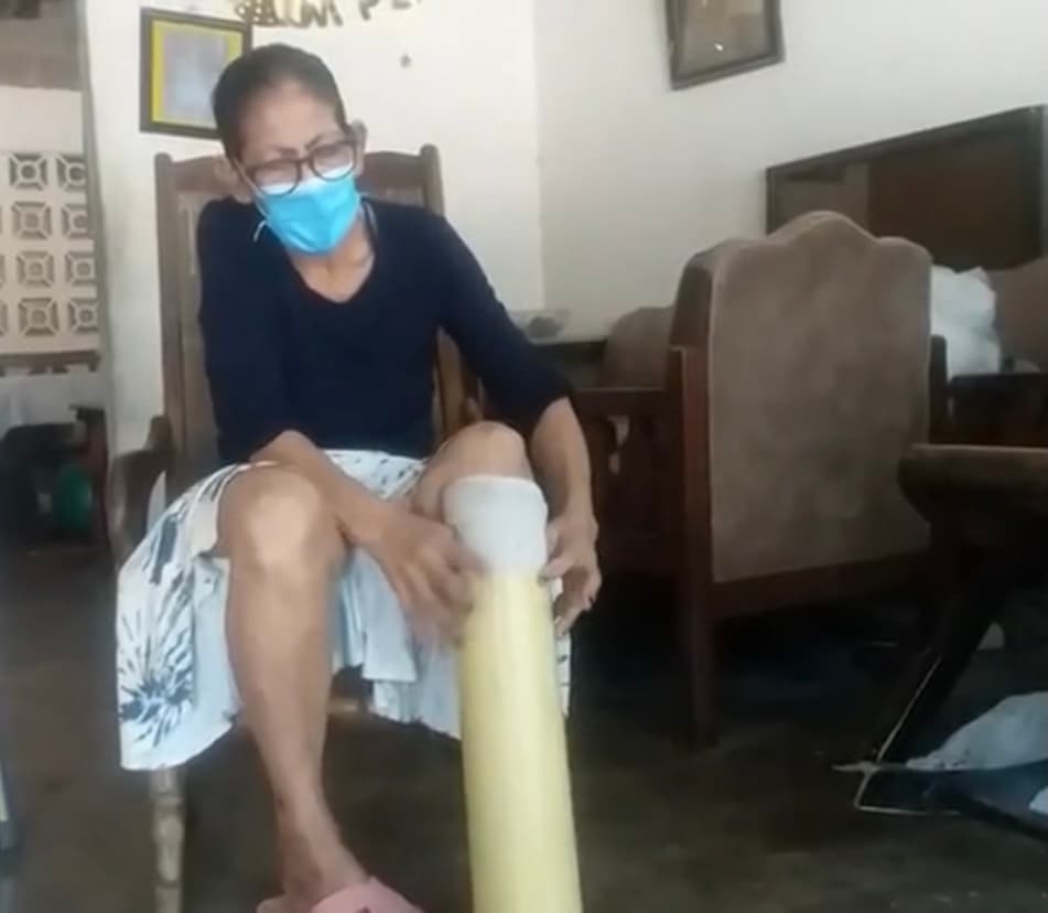 Habitante del barrio Montecristo en Barranquilla, Ruth recuerda que un día unos vecinos desecharon una serie de tubos que les habían sobrado en la obra de 
<a href="https://www.univision.com/temas/construccion">construcción</a> frente a su casa, por lo que tomó uno, 
<b>lo cortó a su medida y lo rellenó con platos desechables. </b>
<br>