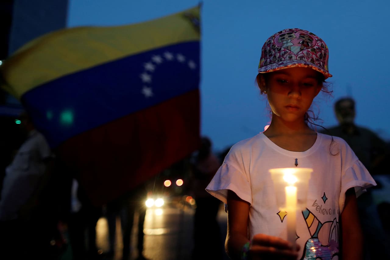 Varias centenas de personas se congregaron en el este de Caracas, un territorio considerado bastión del antichavismo, para recitar oraciones, encender velas y entonar canciones, pero también para gritar consignas contra Maduro, al que calificaron como "usurpador" de la presidencia.