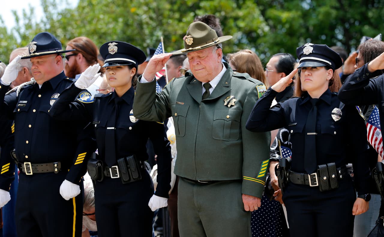 Miles de personas, incluyendo oficiales de diferentes agencias del orden, asistieron a los servicios fúnebres de la oficial Tara O'Sullivan, quien murió abatida el 19 de junio mientras respondía a un disturbio doméstico en Sacramento, California.