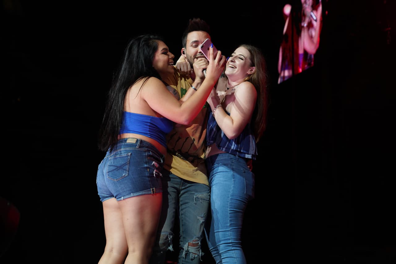 Y hasta trepó a varias de sus fanáticas en Houston a la tarima para cantar junto a ellas, dándoles el mejor selfie de sus vidas.