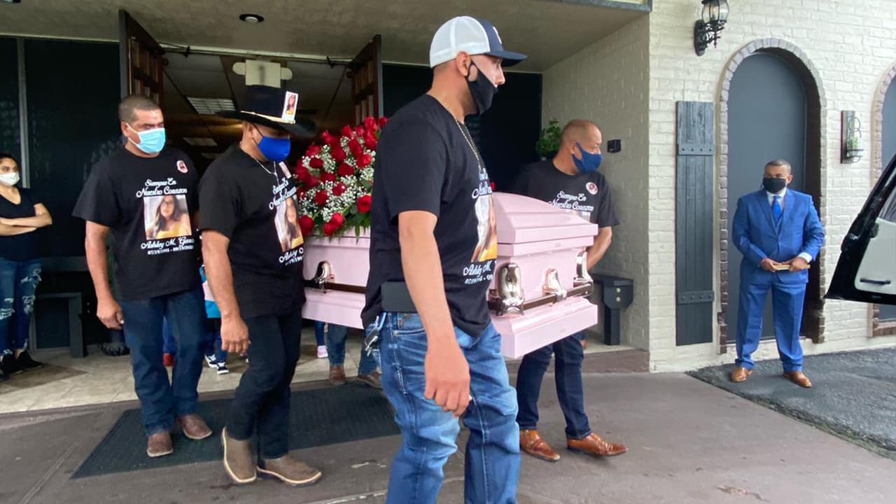 La familia y amigos de Ashley García se reunieron en una ceremonia privada y después se dirigieron al cementerio Forest Lawn donde ya descansan sus restos.