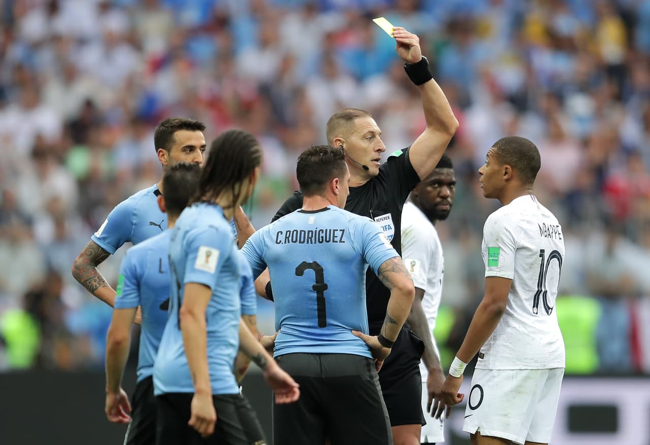 Al final, Néstor Pitana –en una decisión controvertida– amonestó a los dos jugadores. Salida salomónica.