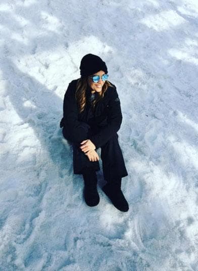 Karla se relaja con las increíbles vistas de las montañas.