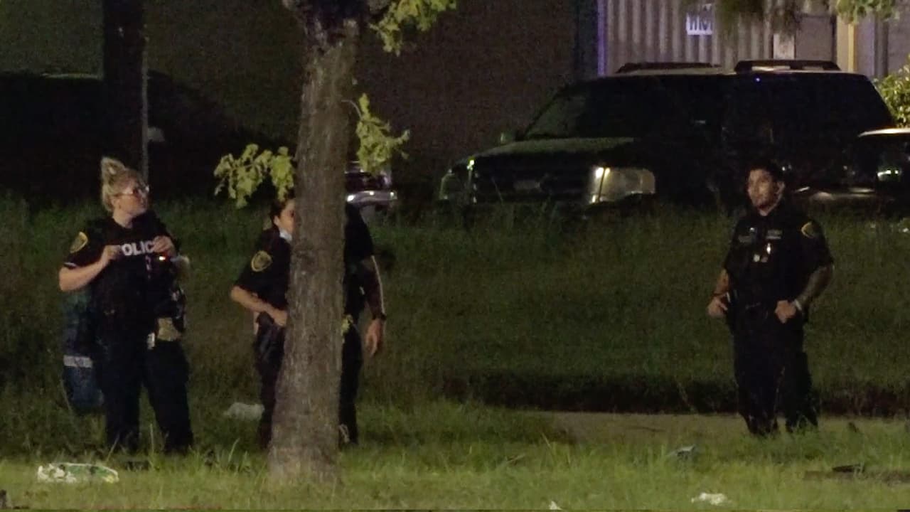 Revisan las cámaras de vigilancia de los negocios cercanos para determinar que fue lo que ocurrió.