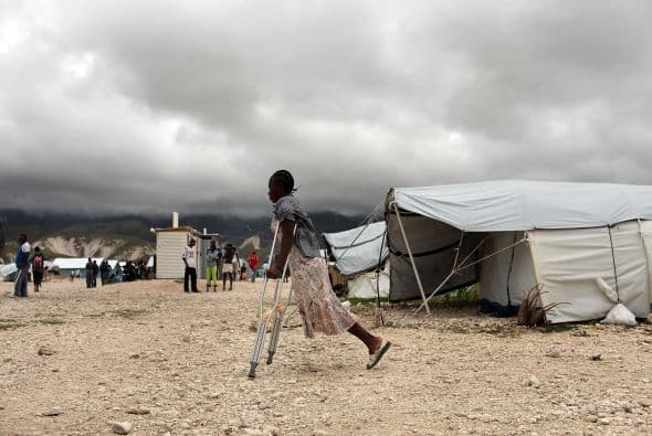Destruida en más de 60 por ciento por el sismo del 12 de enero que causó 250 mil muertes, Léogane se encuentra a unos treinta kilómetros al sudoeste de Puerto Príncipe.
