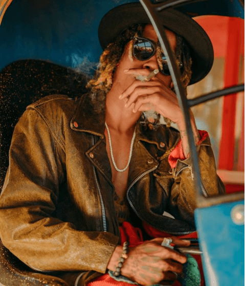 En 2014, el rapero Lil Twist fue vinculado en una relación con Kylie, quien además es uno de los amigos más cercanos del canadiense Justin Bieber.