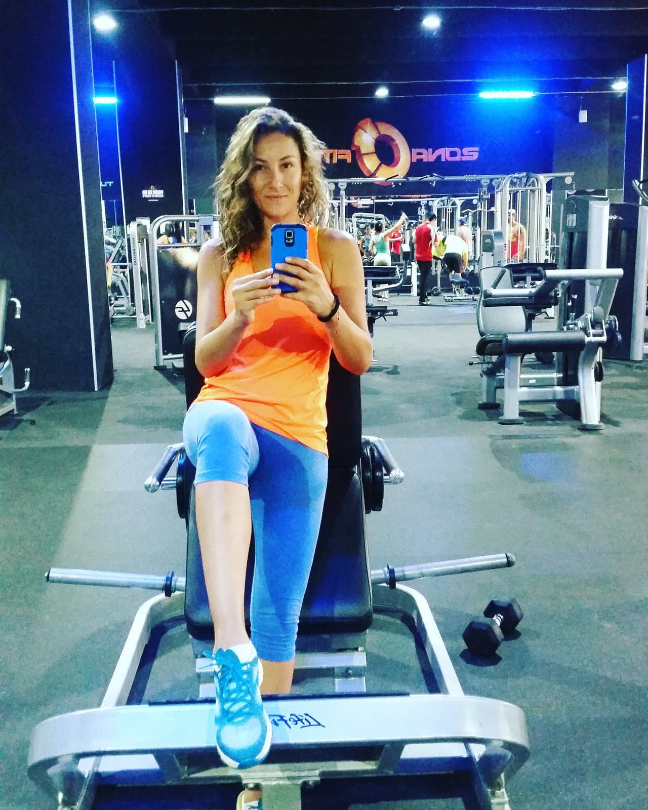 Le gusta comer sano y hacer ejercicio para mantenerse en forma.