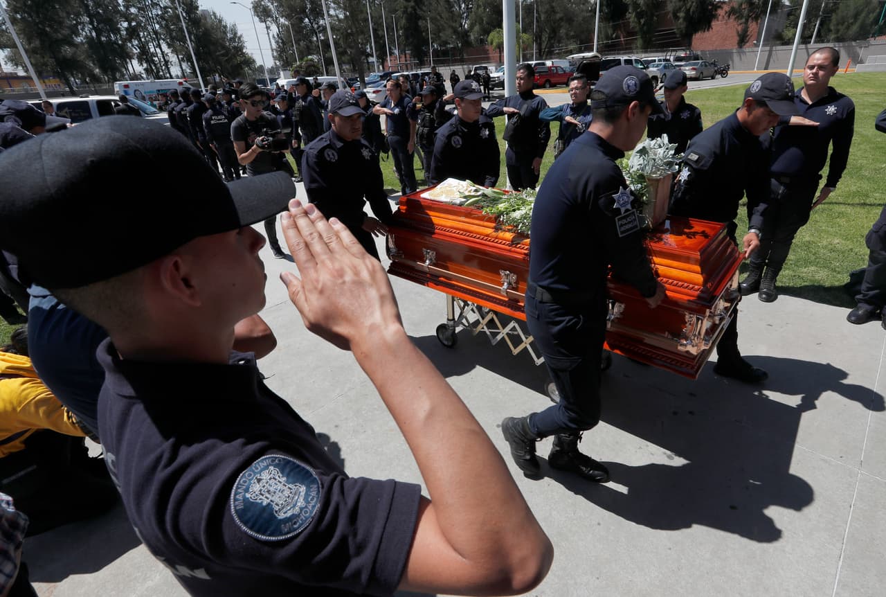 Adrián López Solís, fiscal general en Michoacán, reveló que las víctimas formaban parte de un grupo de 42 policías que en cinco vehículos fueron atacados con armas por al menos 30 sicarios, en el poblado de El Aguaje.