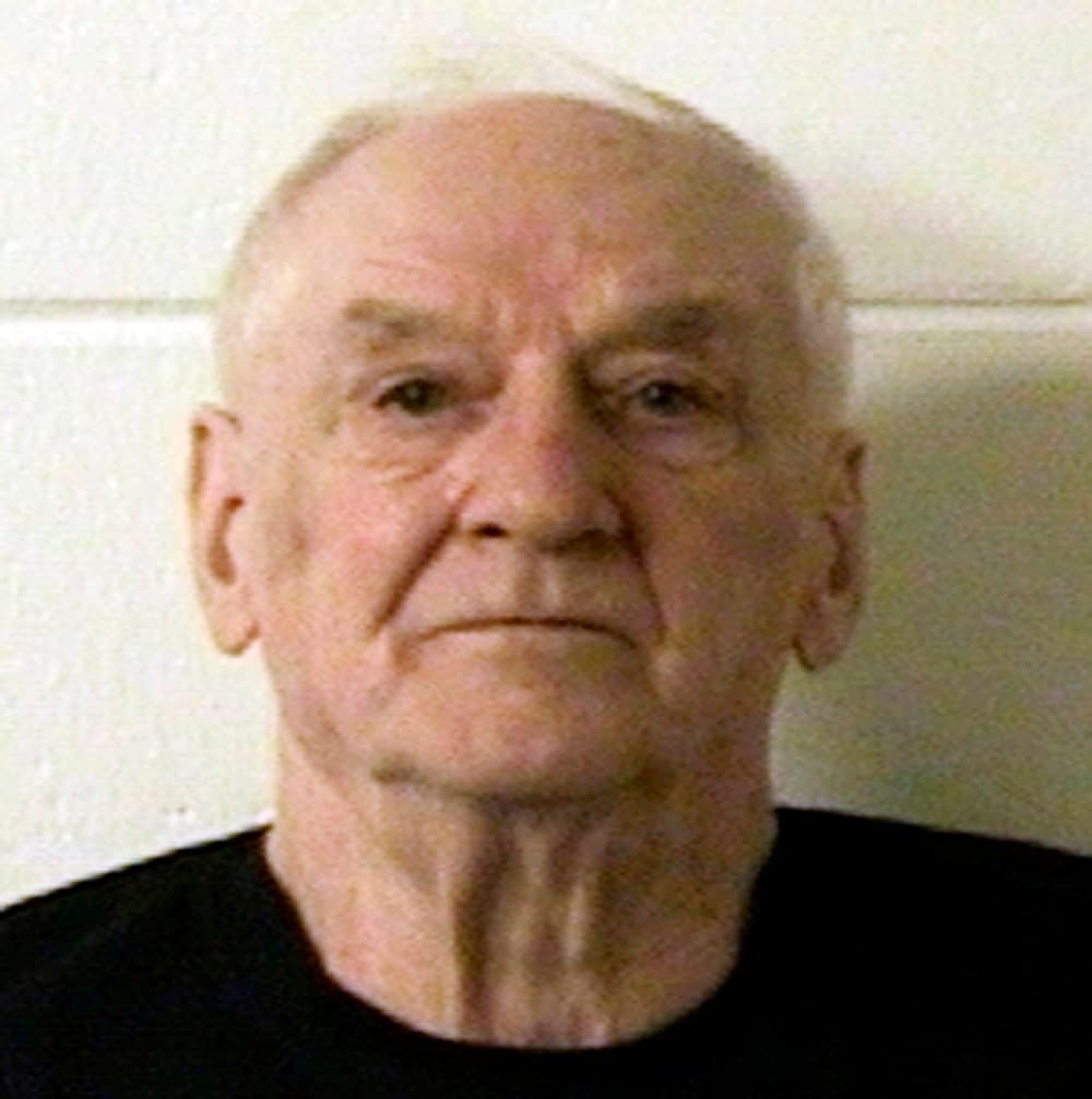 La policía, tras consultar con una empresa de ADN, logró localizarlo y le pidió que rellenara una encuesta y metiera el papel en un sobre. Cuando lo cerró con su saliva, las autoridades consiguieron la muestra genética que cotejaron con los restos de semen del asesino y violador. Al ser la misma, lo arrestaron. Él se declaró inocente ante el juez.