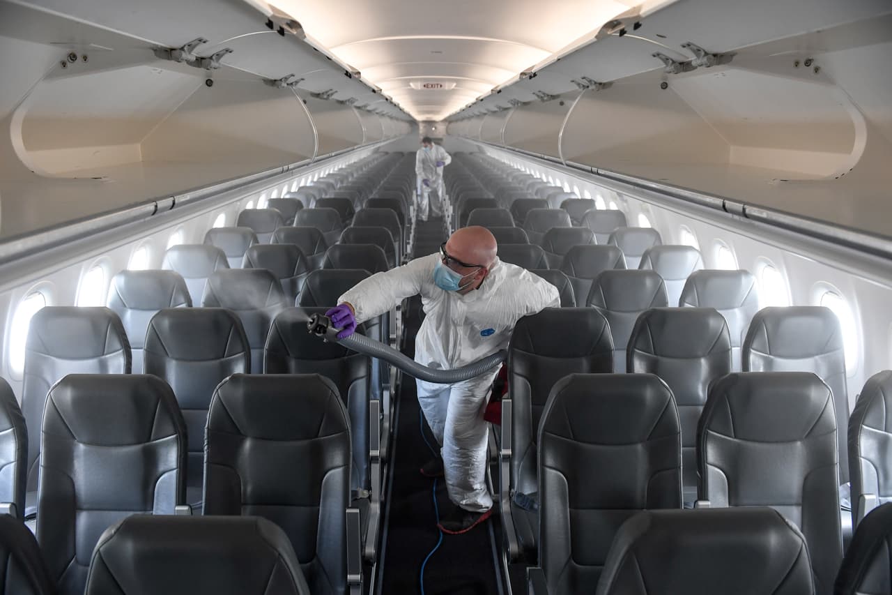 <b>Colorado, Utah, Oklahoma, Kansas, Connecticut, Arkansas, Iowa, Mississippi y Georgia | Índice de recuperación económica: 81%. </b>Un avión rociado con desinfectante antes de la entrada de los pasajeros en el aeropuerto de Denver, Colorado, a principios de mayo.
<b> </b>Según datos de la Administración de Seguridad del Transporte (TSA), el número de pasajeros procesados alcanzó los 2.5 millones el 23 de agosto de 2019. Esta misma fecha de 2020 fueron registrados solo 804 mil viajeros.